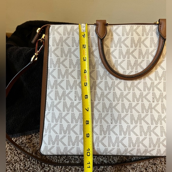 Michael Kors Jessie Signature Tote - Picture 5 of 7